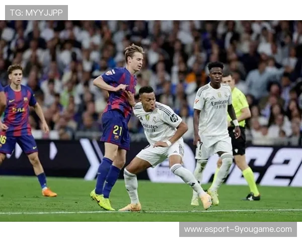 巴萨中场集训：佩德里和德容反复练习一脚出球